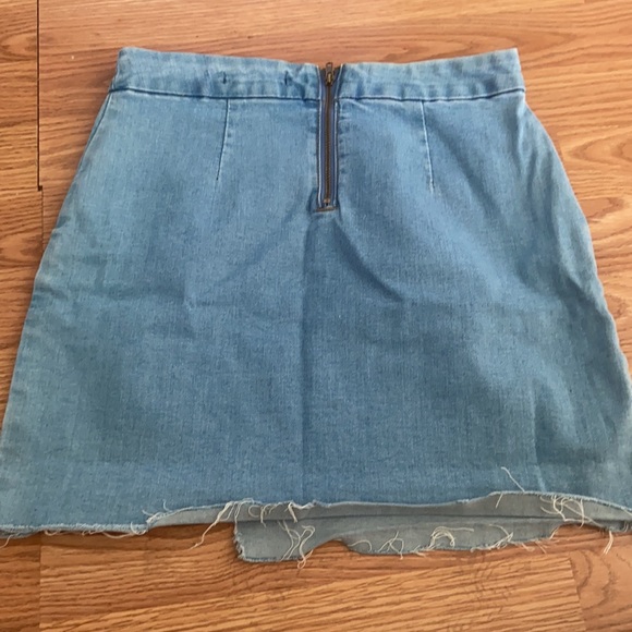 Super comfortable denim skirt with front rip slit in size M - Picture 2 of 3
